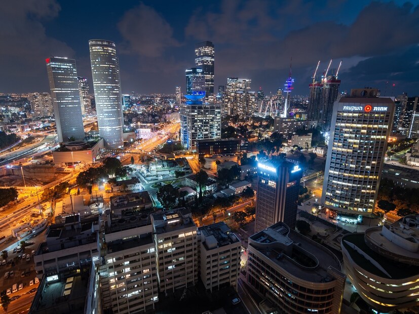 নিঃসন্দেহেই বলা যেতে পারে যে, প্রবাসীদের জন্য সারা বিশ্বের মধ্যে সবথেকে দামি শহরের তকমা পেয়েছে হংকং। আর টানা পঞ্চম বারের জন্য এই জায়গা ধরে রাখতে পেরেছে এই শহরটি। এর খুব কাছেই দ্বিতীয় স্থানে রয়েছে এশিয়ার আরও এক অর্থনৈতিক কেন্দ্র। আর সেই শহরটি হল সিঙ্গাপুর। আবার ইউরোপের লন্ডন ও সুইৎজারল্যান্ডের জুরিখের মতো শহর কিংবা নিউ ইয়র্ক সিটি ও লস অ্যাঞ্জেলসের মতো মার্কিন যুক্তরাষ্ট্রের শহর এই নিরিখে শীর্ষ দশের তালিকায় রয়েছে।