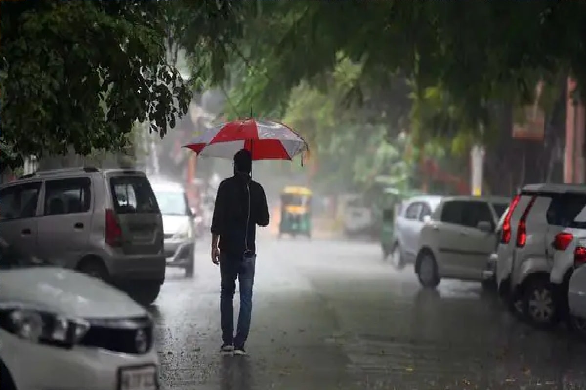 *প্রাক-পুজো পর্বে ফের নিম্নচাপের ভ্রুকুটি! ফের দুর্যোগ-দুর্ভোগের আশঙ্কা। শনিবার নতুন করে ঘূর্ণাবর্ত তৈরি হতে পারে। এই ঘূর্ণাবর্ত সোমবারই নিম্নচাপে পরিণত হওয়ার প্রবল সম্ভাবনা। তবে নিম্নচাপ তৈরি হয়ে যাওয়ার পথে তা ফের কোন পথে এগোবে, তা এখনও স্পষ্ট নয়। এমনকি এই নিম্নচাপের প্রভাবে বাংলায় দুর্গাপুজোর আগে কতটা বৃষ্টি  হতে পারে বা হবে, তাও এখনও নিশ্চিতভাবে বলা সম্ভব নয় বলেই জানিয়েছে আলিপুর আবহাওয়া দফতর। 