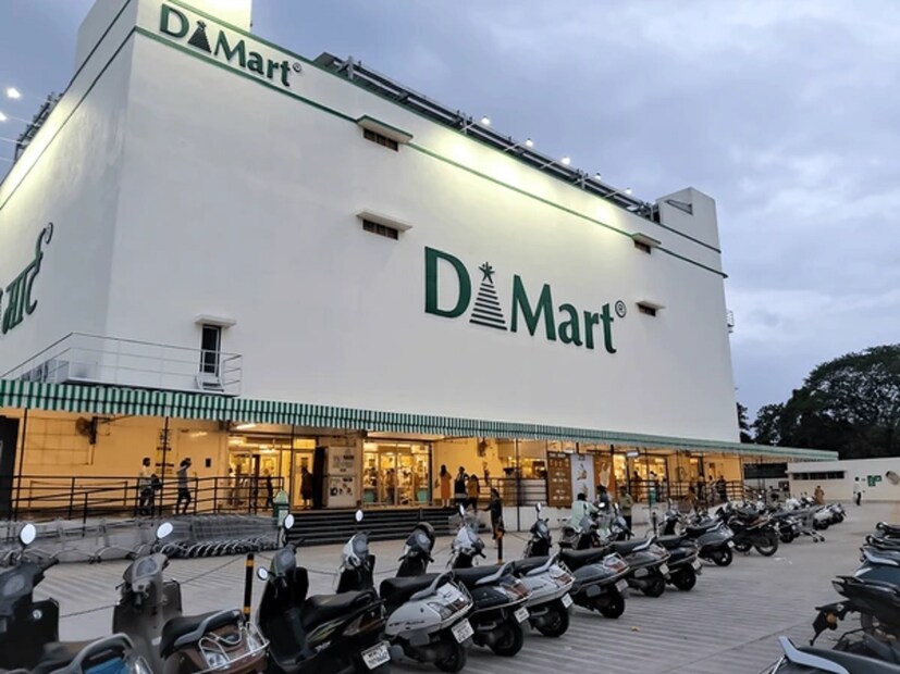 মজার বিষয় হল, কোনও এলাকায় DMart তৈরি হলেই আশপাশের জমির দাম বাড়তে থাকে। এর পিছনে রয়েছে মনস্তত্ব। সাধারণ মানুষ মনে করেন, ডিমার্টের কারণে এলাকার আরও উন্নয়ন হবে। পাল্টে যাবে জীবনযাত্রার মান। ডিমার্ট কীভাবে এত সস্তায় জিনিসপত্র বিক্রি করে? এর মাস্টারমাইন্ড এক দ্বাদশ ফেল ব্যক্তি। তিনি আর কেউ নন, রাধাকিশান দামানি। দেশের অন্যতম সফল ব্যবসায়ী।