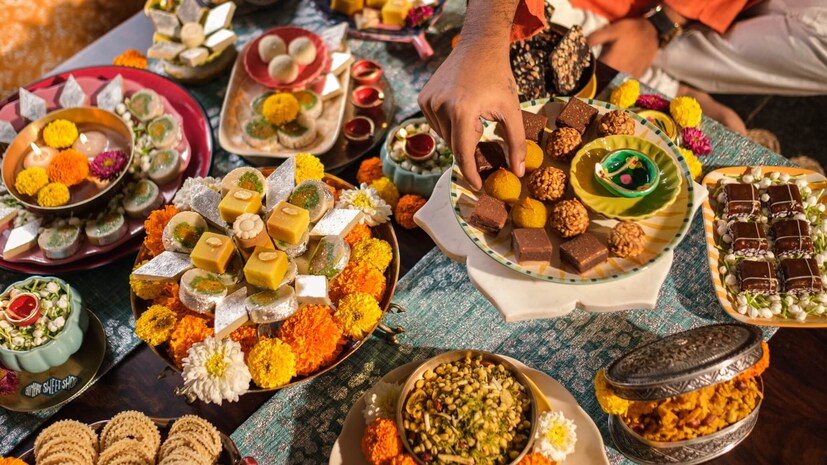 ফ্রুট চাটফল থেকে তৈরি চাট মিষ্টির একটি স্বাস্থ্যকর বিকল্প। এটি আপেল, কমলা এবং ডালিমের বীজের মতো মরশুমি ফল দিয়ে তৈরি করা যেতে পারে। এটি প্রাকৃতিক মিষ্টি এবং ফাইবারের উৎস, যা রক্তে শর্করাকে নিয়ন্ত্রণে রাখে।