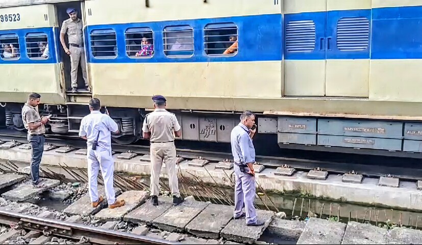 সারা দেশজুড়ে রেল ইনফ্রাস্ট্রাকচার নিয়ে উঠছে প্রশ্ন। বিগত কয়েক বছরে বেড়েছে রেল দুর্ঘটনার সংখ্যা। সাম্প্রতিক ২০২৩ সালে বাঁকুড়ার ওন্দাগ্রাম স্টেশনে হয়েছিল একটি ভয়াবহ রেল দুর্ঘটনা।