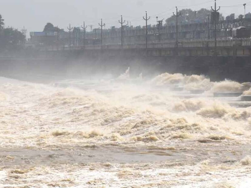 ডিভিসি জানিয়েছে, নিম্নচাপের জন্য আসানসোল-দুর্গাপুরের পাশাপাশি ঝাড়খণ্ডের বিস্তীর্ণ এলাকা জুড়ে শানিবার থেকে অনবরত বৃষ্টি শুরু হয়েছে। তার জন্য জল ছাড়ার পরিমান বাড়ানো হয়েছে।