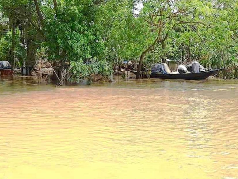টানা বৃষ্টিতে বন্যা পরিস্থিতি সৃষ্টি হয়েছে দক্ষিণবঙ্গে বেশ কিছু জেলায়৷ আবহাওয়ার উন্নতি হলেও ডিভিসি-সহ একাধিক জলধার থেকে জল ছাড়ার ফলে বানভাসি হয়েছে একের পর এক জেলা৷ বিশেষ করে ঘাটালের বন্যা পরিস্থিতি বেশ সংকটজনক৷