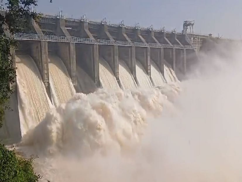 প্রসঙ্গত, ডিভিসির জল ছাড়ার দরুণ এখনও পর্যন্ত বাঁকুড়া জেলা থেকে ১২ হাজার, পূর্ব মেদিনীপুর জেলা থেকে ৩ হাজার, বীরভূম জেলার ২ হাজার, পশ্চিম মেদিনীপুর জেলা থেকে ৩ হাজার, হাওড়া জেলা থেকে ৪ হাজার লোককে নিরাপদ স্থানে সরানো হয়েছে। একাধিক নদীর বাঁধ ভেঙেছে। সেচ দফতরের সচিবকে নির্দেশ দেওয়া হয়েছে যাতে অবিলম্বে বাঁধ মেরামতির কাজ শুরু হয়। বুধবার আরও ৩ লক্ষ ১০ হাজার কিউসেক জল ছাড়া হয়েছিল মাইথন এবং পাঞ্চে জলাধার থেকে। ক্রমশ বাড়ছে বন্যার আশঙ্কা। সরকার ইতিমধ্যেই বহু মানুষকে নিরাপদ স্থানে সরিয়ে নিয়ে গিয়েছে।