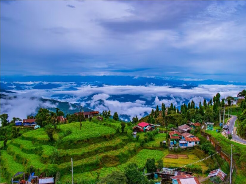 ইসলামপুরে মেঘলা আকাশ। সর্বনিম্ন তাপমাত্রা ২৪ ডিগ্রি সেলসিয়াস।  গঙ্গারামপুরেও আকাশ মেঘে ঢাকা। সর্বনিম্ন তাপমাত্রা রয়েছে ২৪ ডিগ্রি সেলসিয়াস। 
