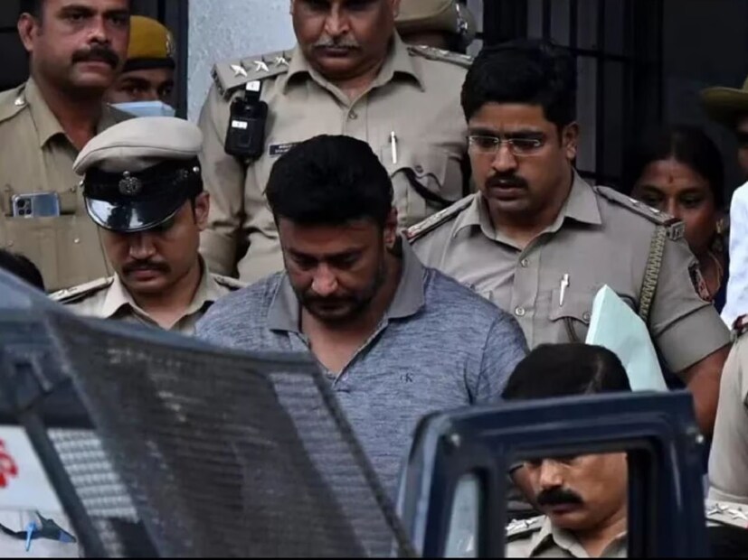 দলবল নিয়ে রেণুকাস্বামীর উপর হামলা করেন দর্শন। ব্যাপক মারধর করা হয় তাঁকে। মারধরের ছবি ভাইরাল হয়েছে সোশ্যাল মিডিয়ায়। তবে সেই সময় রেণুকাস্বামী কী বলেছিলেন, তা নিয়ে এখনও বিতর্ক চলছে।