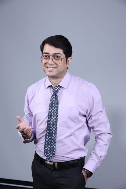 মূলত কমেডি ধারার এই মেগা-সিরিজটির গল্প আবর্তিত হয়েছে দক্ষিণ কলকাতার মধ্যবিত্ত বন্দ্যোপাধ্যায় পরিবারকে কেন্দ্র করে। সেখানকার একটি বিল্ডিংয়ের দুটি ফ্ল্যাটে বাস পরিবারটির। ৩৪ বছরের দাম্পত্য জীবন বিধান এবং কল্যাণী বাড়ুজ্জের। ওই দম্পতির বড় ছেলে অরুণ কর্পোরেট ইন্ডাস্ট্রিতে রয়েছেন। প্রেম করে বিয়ে করেছেন গোঁড়া পঞ্জাবি পরিবারের কন্যা সিমরনকে। তাঁদের দশ বছর বয়সী মেয়ে গুরকিরণ আবার ব্লগার। 