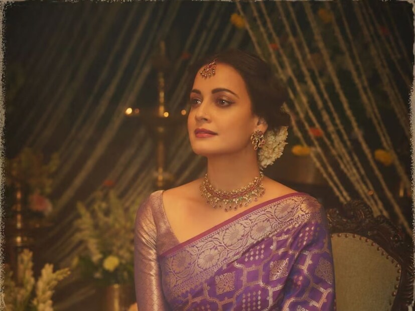 ২০০০ সালে মিস এশিয়া প‍্যাসিফিক খেতাব পান দিয়া মির্জা। ২০০১ সালে ‘রেহনা হ‍্যায় তেরে দিল মে’ দিয়ে বলিউডে আত্মপ্রকাশ দিয়ার। প্রথম ছবিতেই মাধবনের সঙ্গে তাঁর রসায়ণ আলোড়ন তুলেছিল দর্শকদের হৃদয়ে। 