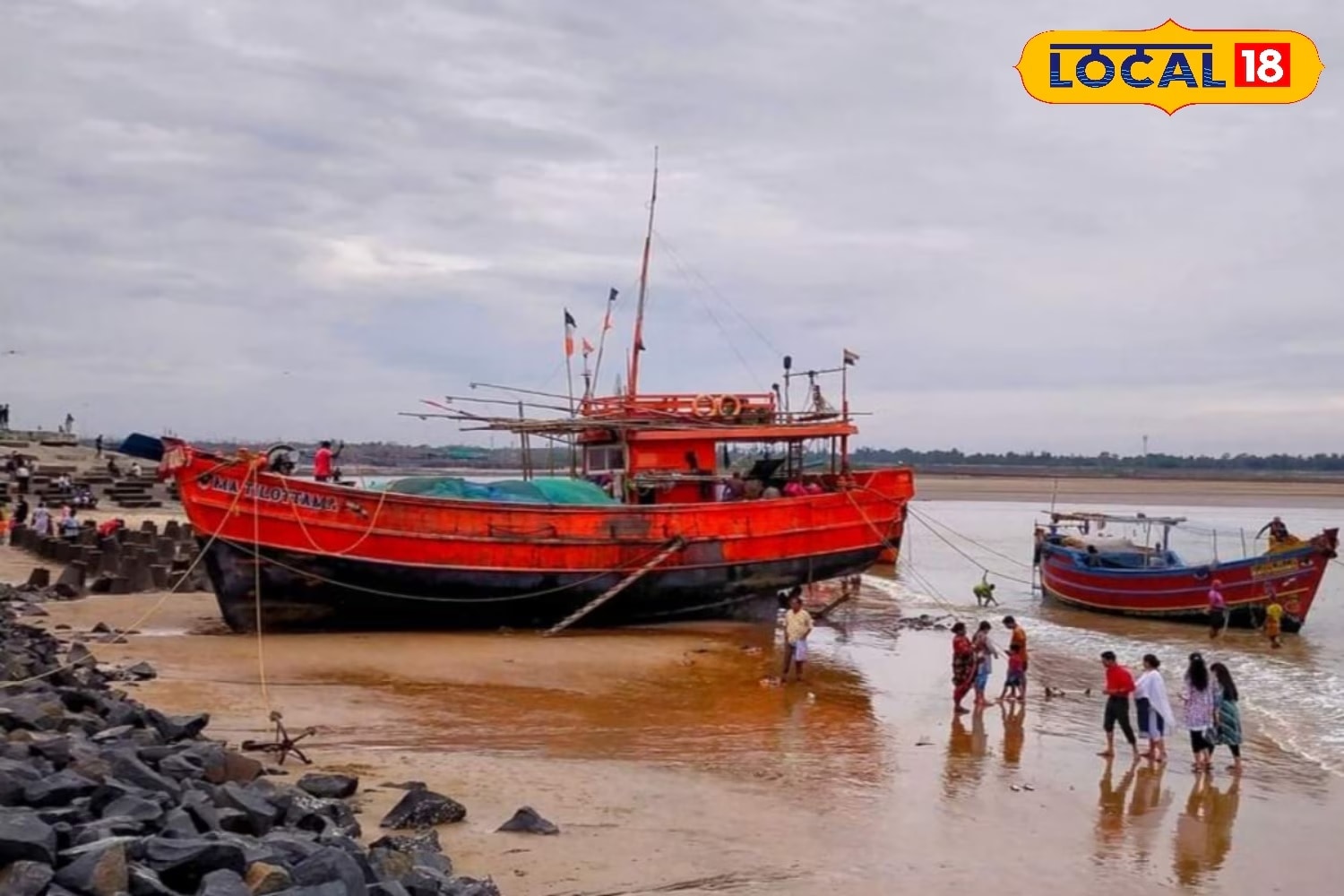 সর্বোচ্চ তাপমাত্রা প্রায় ৫ ডিগ্রিবেশি স্বাভাবিকের থেকে। বাতাসে জলীয় বাষ্পের পরিমাণ ৮২ শতাংশ। এদিন দুপুরের পর বজ্রবিদ্যুৎসহ বৃষ্টির সম্ভাবনা জেলা জুড়ে। রবিবার থেকে দিঘা শহর জেলার আবহাওয়া বদলাবে। বৃষ্টির সম্ভাবনা আগামী দুই তিন দিন। Input- Saikat Shee