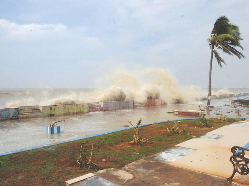 দক্ষিণ ছত্তিশগড়ে সক্রিয় ঘূর্ণাবর্ত এবং কোঙ্কন থেকে বাংলাদেশ পর্যন্ত অক্ষরেখা রয়েছে যা ছত্তিশগড়ের ঘূর্ণাবর্তের উপর দিয়ে বিস্তৃত। এই অক্ষরেখার প্রভাবেই বৃষ্টি হবে বাংলা, বিহার, ওড়িশা এবং ঝাড়খণ্ডে।