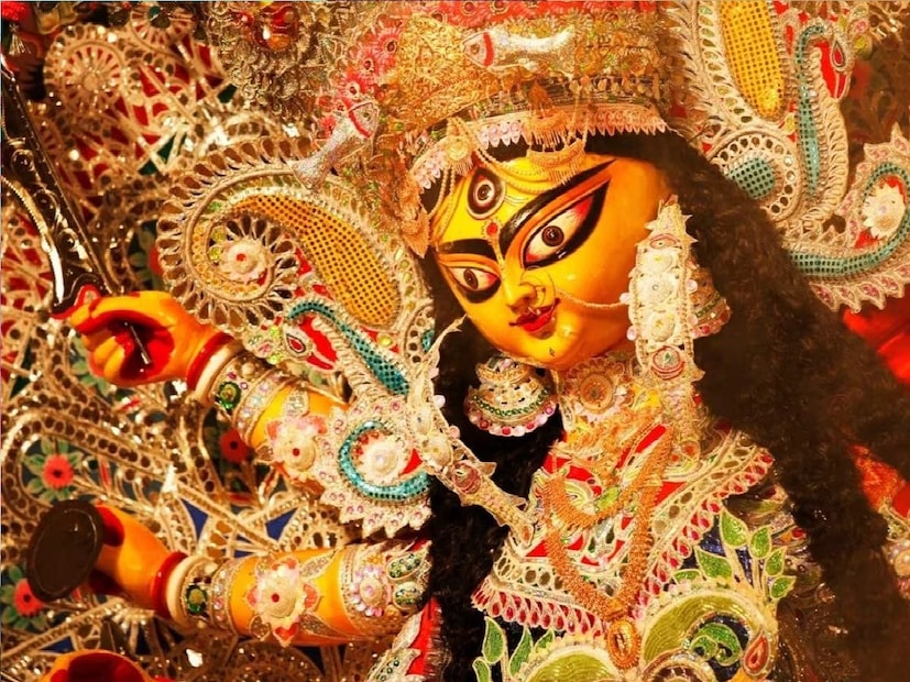 *৩০ সিটের একটি বাস চিহ্নিত করা হয়েছে। বাসচালক ছাড়া অতিরিক্ত একজন কর্মী থাকবেন। তিনিই মূলত সমস্ত পরিচালনা করবেন। কয়েকদিনের মধ্যেই এই পরিক্রমার টিকিট বুকিং শুরু হবে। তবে অনলাইন নয়। অফলাইনে তেনজিং নোরগে বাস টার্মিনাস থেকে সকলকে টিকিট বুকিং করতে হবে।