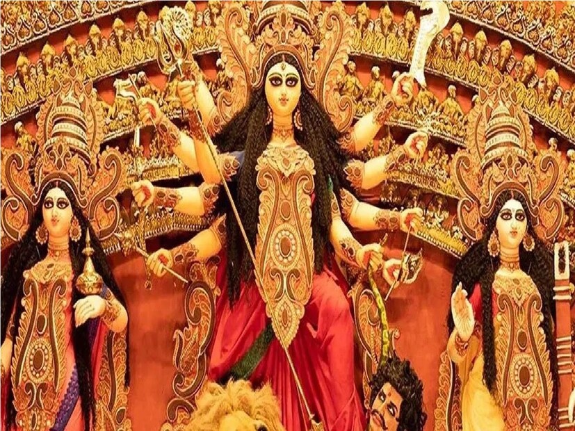 এছাড়াও চৈত্র মাসে একটি নবরাত্রি পড়ে, সেই নবরাত্রি চৈত্র নবরাত্রি নামে পরিচিত। শারদীয়া নবরাত্রি ও চৈত্র নবরাত্রি ছাড়াও রয়েছে দু'টি গোপন নবরাত্রি। শারদীয়া নবরাত্রিতে পালিত হয় বাঙালির শ্রেষ্ঠ উৎসব দুর্গাপুজো৷ কলকাতায় বিখ্যাত দুর্গাপুজো দেখতে দেশ-বিদেশ থেকে পর্যটকরাও আসেন৷  আয়োজন করা হয়। শারদীয়া নবরাত্রির ৯ দিনে, দেবী দুর্গার ৯ টি রূপের আচার-অনুষ্ঠান মেনে পুজো করা হয়৷ Photo- Representative