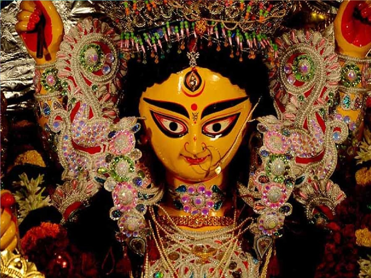 ॐ जयन्ती मङ्गला काली भद्रकाली कपालिनी।दुर्गा क्षमा शिवा धात्री स्वाहा स्वधा नमोऽस्तु ते ॥ १ ॥जय त्वं देवि चामुण्डे जय भूतार्तिहारिणि ।जय सर्वगते देवि कालरात्रि नमोऽस्तु ते ॥ २ ॥मधुकैटभविद्राविविधातृवरदे नमः।रुपं देहि जयं देहि यशो देहि द्विषो जहि ॥ ३ ॥महिषासुरनिर्णाशि भक्तानां सुखदे नमः ।रुपं देहि जयं देहि यशो देहि द्विषो जहि ॥ ४ ॥ অর্থাৎ হে জয়ন্তী, মঙ্গলা, কালী, ভদ্রকালী, কাপালি, দুর্গা, ক্ষমা, শিব, ধাত্রী, স্বাহা, স্বধা, আমি তোমাকে আমার শ্রদ্ধাভরে প্রণাম জানাই। 1 হে দেবী কামুণ্ডা, তোমার জয়, সমস্ত জীবের দুঃখ দূরীকরণকারী, তোমার জয়। 2. হে মধুকৈটভবিদ্রাভিধাত্রিবরদা আমাকে রূপ দান কর আমাকে বিজয় দান কর আমাকে খ্যাতি দান কর আমার শত্রুদের হত্যা কর3 হে মহিষ ও দানবদের বিনাশকারী হে আপনার ভক্তদের সুখের দাতা, আমাকে রূপ দান করুন আমাকে বিজয় দান করুন এবং আমার শত্রুদের হত্যা করুন 4