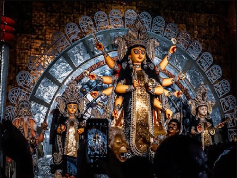 শারদীয়া নবরাত্রি ক্যালেন্ডারশারদীয়া নবরাত্রির প্রথম দিন: ৩ অক্টোবর, বৃহস্পতিবার: ঘটস্থাপনা, শৈলপুত্রী পূজা শারদীয়া নবরাত্রির দ্বিতীয় দিন: ৪ অক্টোবর, শুক্রবার: ব্রহ্মচারিণী পূজা শারদীয়া নবরাত্রির তৃতীয় দিন: ৫ অক্টোবর, শনিবার: চন্দ্রঘন্টা পূজা শারদীয়া নবরাত্রির চতুর্থ দিন: ৬ অক্টোবর, রবিবার: বিনায়ক চতুর্থী শারদীয়া নবরাত্রির পঞ্চম দিন: ৭ অক্টোবর, সোমবার: কুষ্মাণ্ডা পূজা