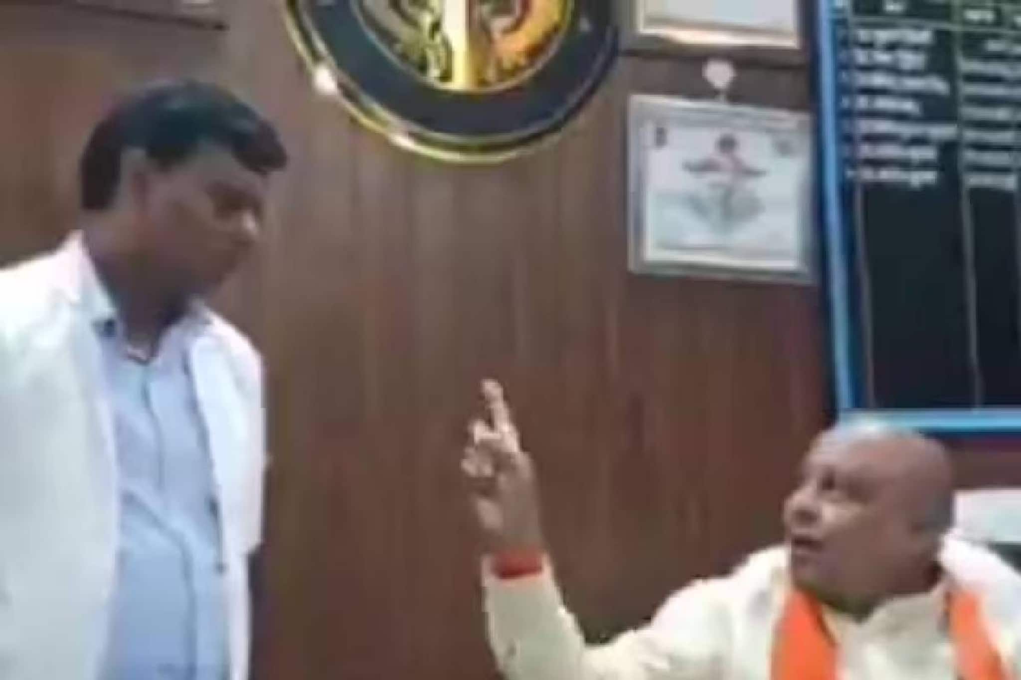 রোগীর থেকে ১ টাকা বেশি নেওয়ার শাস্তি! চাকরি গেল সরকারি হাসপাতালের কর্মীর