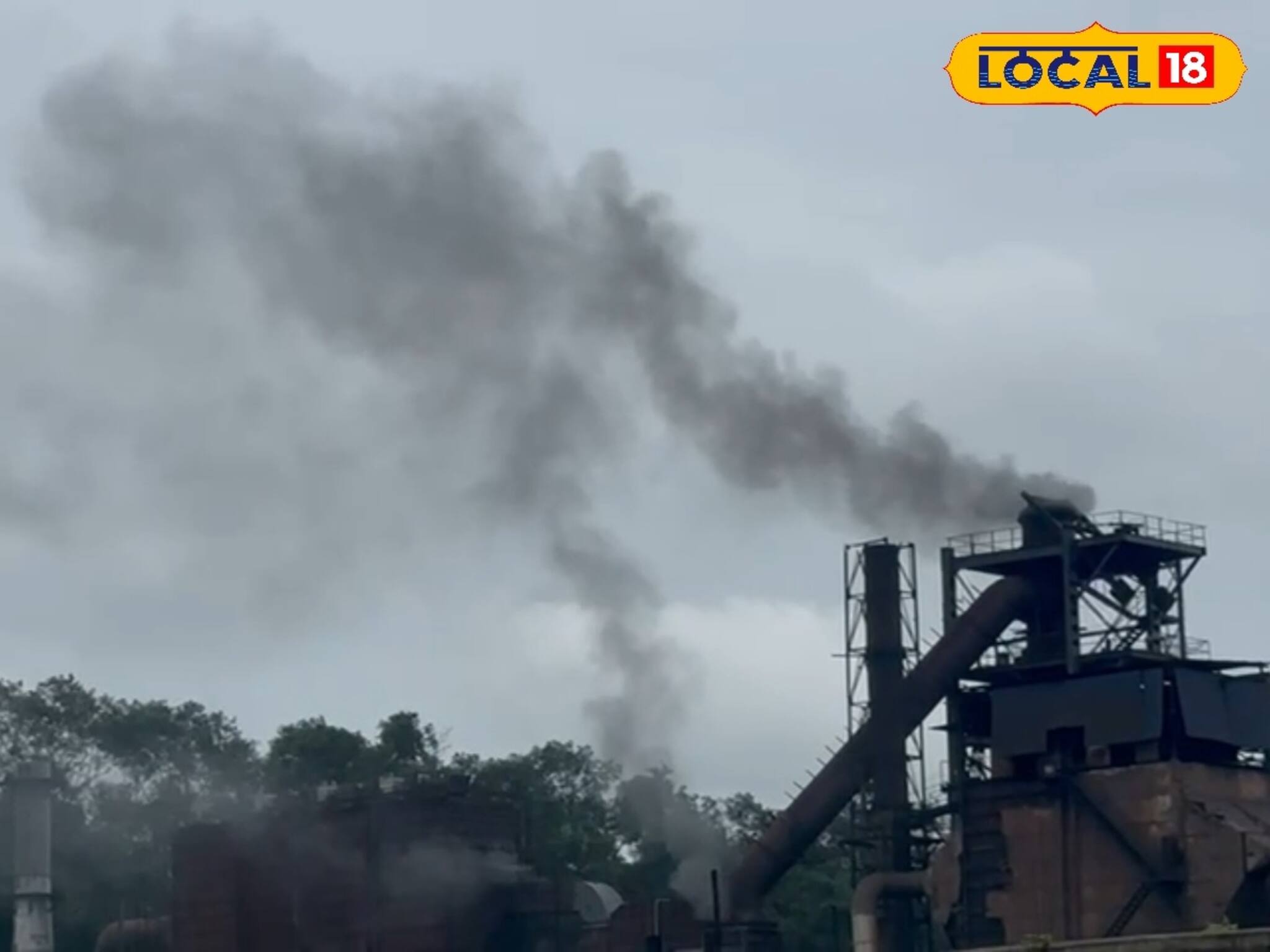 দূষণ নিয়ন্ত্রণে উদাসীন কারখানা কর্তৃপক্ষ, গ্রাম ছেড়ে যাওয়ার পরিস্থিতি এখানে