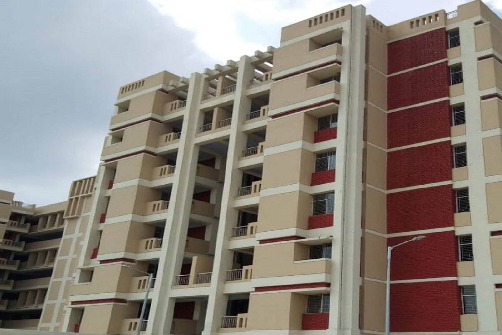 চাকরি পাওয়ার পরই ফ্ল্যাট কেনার কথা ভাবছেন? বাড়ি কেনার সঠিক বয়স কত জেনে নিন