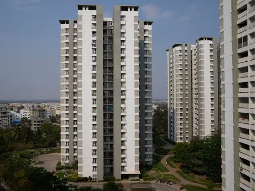 চাকরি জীবনের শুরুতে যদি ৫০ হাজার টাকা বেতন হয়, তাহলে আগামী দশ বছরে তা বেড়ে কোথায় পৌঁছবে তা মাথায় রাখা উচিত। মোটামুটি ৬-৭ বছরেই বেতন দ্বিগুণ হয়ে যায়। সেই হিসাবে দশ বছর পর বেতন বেড়ে দাঁড়াবে দের লাখ টাকা। বিশেষজ্ঞরা বলছেন, বেতন অবশ্যই কমপক্ষে ১.২০ লাখ টাকা বাড়বে।