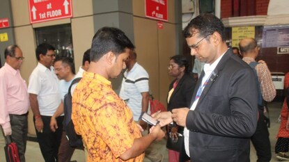 বিনা টিকিটের যাত্রী ধরে আয় এক কোটি টাকা
বিনা টিকিটের যাত্রী ধরে আয় এক কোটি টাকা