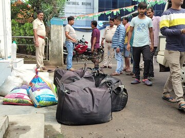 গাড়ির ভিতরে ওটা কী!