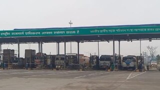 টোলপ্লাজায় কর্মীরা মারধর করছেন একে অপরকে!