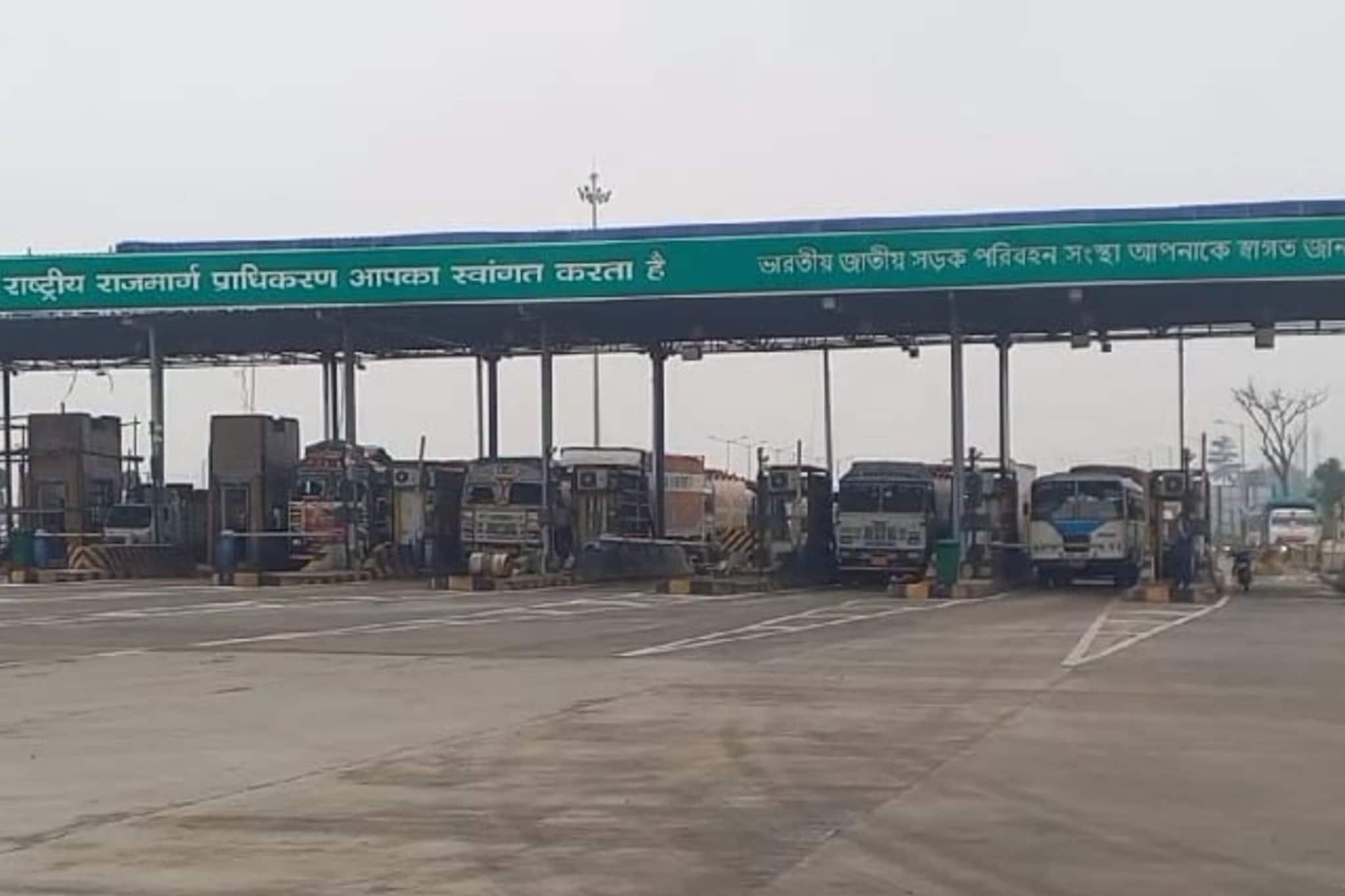 গভীর রাতে ধুন্ধুমার! টোলপ্লাজায় একে অপরকে বেদম মারছেন কর্মীরা, আতঙ্কিত যাত্রীরা