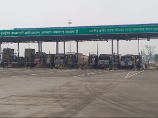 টোলপ্লাজায় কর্মীরা মারধর করছেন একে অপরকে!