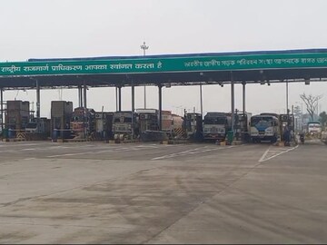 টোলপ্লাজায় কর্মীরা মারধর করছেন একে অপরকে!