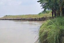 ভয়ঙ্কর বিপদ! পদ্মা গিলে খাচ্ছে, যখন-তখন ঘটে যেতে পারে প্রাণহানি! ভয়ে কাঁটা
