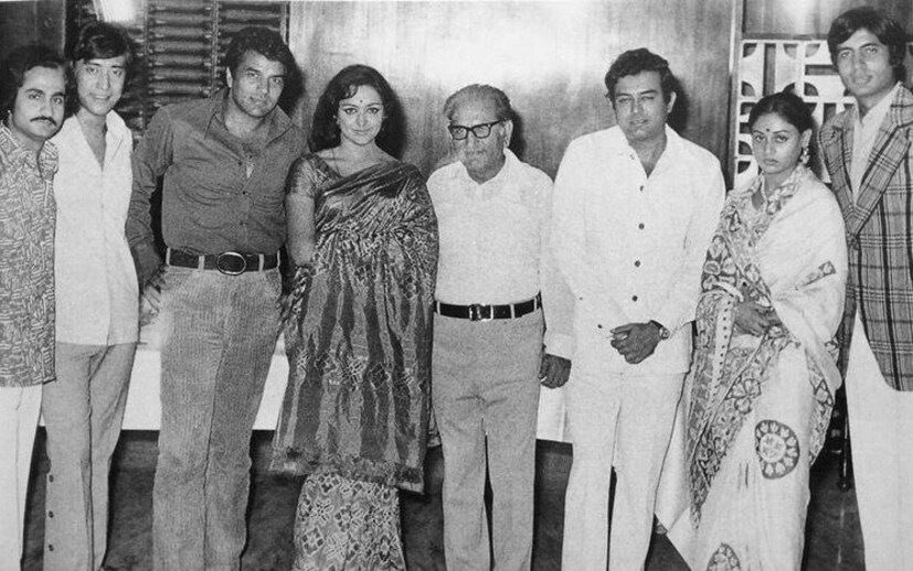 জিপি সিপ্পি। যেন সিনেমা নিয়ে পরীক্ষানিরীক্ষা করার জন্যই তাঁর জন্ম হয়। রূপালি পর্দায় অনবদ্য সব আখ্যান বুনেছেন তিনি। এক মেকানিককে দেখে তৈরি করেছিলেন ‘সাজা’ সিনেমা। অভিনয় করেছিলেন ‘দ্য এভারগ্রিন স্টার’ দেব আনন্দ এবং ‘নাশিলি আঁখোওয়ালি’ নিম্মি। Photo: X