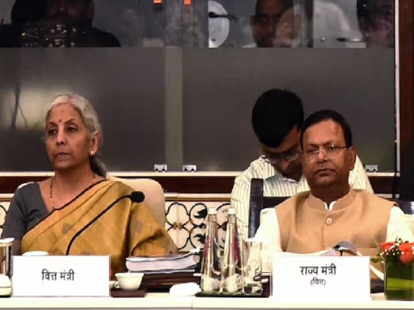 ক্যানসারের ওষুধের উপর জিএসটি ১২ শতাংশ থেকে কমে হল ৫ শতাংশ। জিএসটি কাউন্সিলের বৈঠকে এই ঘোষণা করলেন অর্থমন্ত্রী নির্মলা সীতারমণ। তবে স্বাস্থ্যবিমায় জিএসটি কমানো হবে কি না, তা নভেম্বরে জানা যাবে।