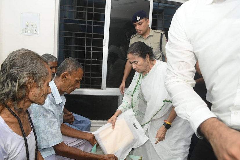 মমতা জানান, পূর্ত দফতর ভাঙা রাস্তার সমীক্ষা করবে। যাদের মাটির বাড়ি ভেঙে গিয়েছে, তাঁদের অনেকের বাড়ি তালিকায় না থাকলে দেখা হবে। যে সব একেবারে বাড়ি ভেঙে গিয়েছে তাদের তালিকায় ঢোকাতে বলেন মুখ্যমন্ত্রী। আপাতত তাদের তিনটে করে ত্রিপল দেওয়া হচ্ছে বলে জানান।