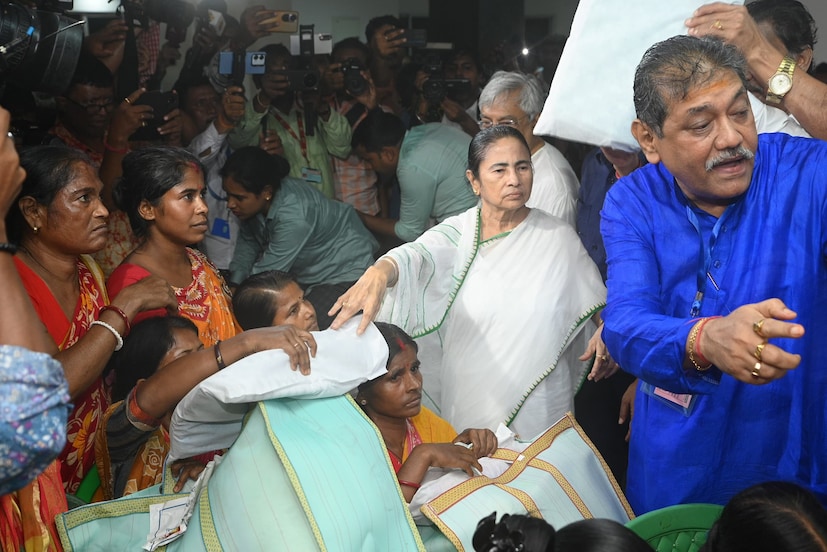 মমতা জানান, বন্যা কবলিত সকলের সুস্থতা নিয়ে তিনি উদ্বিগ্ন। নিরন্তর মানুষের পাশে থাকার আশ্বাস দেন মুখ্যমন্ত্রী। 