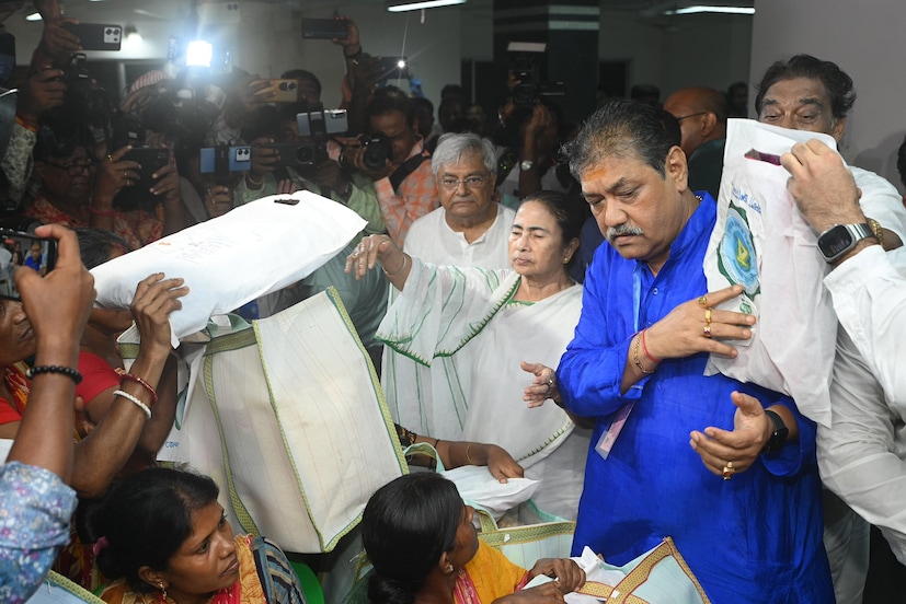 মমতার কথায়, “আবার প্রচন্ড বৃষ্টি শুরু হয়েছে। নতুন করে জল আসলে, ডিভিসি জল ছাড়লে জলের পর জল প্লাবিত হবে। সেই সব জায়গায় বিডিওদের, আইসিদের দায়িত্ব দেওয়া হয়েছে। ঘর ছেড়ে যাওয়া মুশকিল। কিন্তু জীবন চলে গেলে তা ফিরে পাওয়া মুশকিল। গঙ্গা অ্যাকশন প্ল্যান, ফ্লাড কন্ট্রোল তাদের অন্দরে। কিন্তু তারা কাজ করছে না। লক্ষ লক্ষ মানুষের বাড়িতে জল ঢুকে যাচ্ছে।”