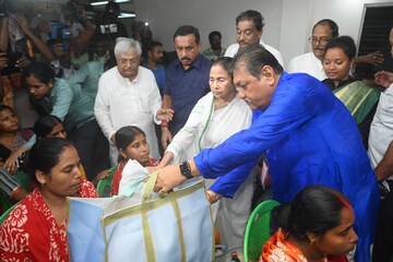 'এ কষ্ট চোখে দেখা যায় না!' আবার সেই পুরনো ফর্মে! বাঁকুড়ায় যা করলেন মমতা...দেখুন
