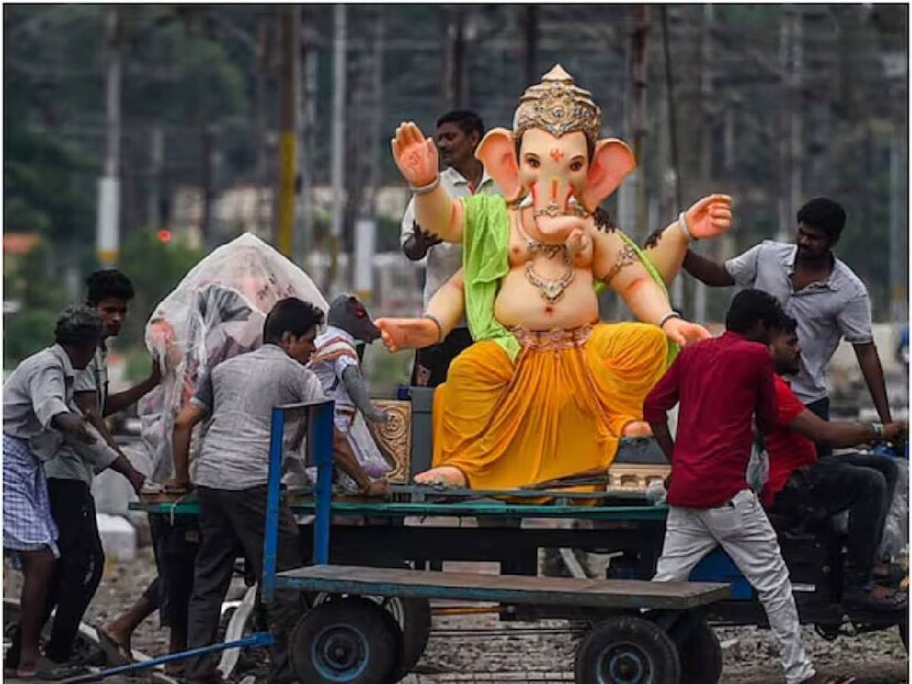 অন্য দিকে, গঙ্গা থেকে দ্রুত প্রতিমার কাঠামো তোলার জন্য আগামী বছর থেকে ব্যবস্থা করা হবে আরও বেশি সংখ্যক ভাসান কুলি। ক্রেনে করে নিরঞ্জনের পরে প্রতিমা তুলে ফেলার সময় যে দৃশ্য দূষণ হয়, তা বন্ধ করতে চাইছে কলকাতা পুরসভা ও বন্দর কর্তৃপক্ষ।