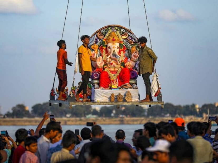 দুই বাংলার বিসর্জনের মিলনকেন্দ্র এই টাকি। হাজার হাজার পর্যটক নদীবক্ষে আসেন বাংলাদেশ থেকে। ওপার বাংলার সাতক্ষীরাতেও ভিড় জমেছিল পর্যটকদের। এ পাড়ের ভাসান দেখার। কিন্তু বাংলাদেশের দিক দিয়ে কোনও প্রতিমা নিরঞ্জন দেখা গেল না এ বছর। 