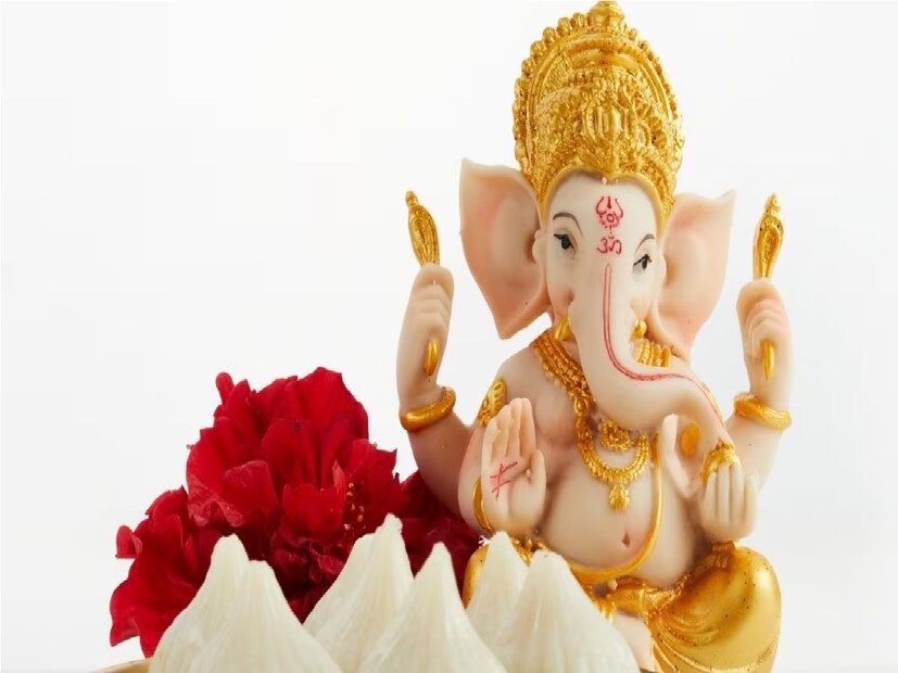 যে কোনও শুভ কাজ করার আগে গণেশের পূজা করা হয়। হিন্দু ক্যালেন্ডার অনুসারে, প্রতি বছর ভাদ্রপদ মাসের শুক্লপক্ষের চতুর্থী তিথিতে গণেশ চতুর্থীর উৎসব পালিত হয়। বিশ্বাস অনুসারে, এই তিথিতে ভগবান গণেশ জন্মগ্রহণ করেছিলেন তাই প্রতি বছর এই সময়ে এই উৎসব পালিত হয়।