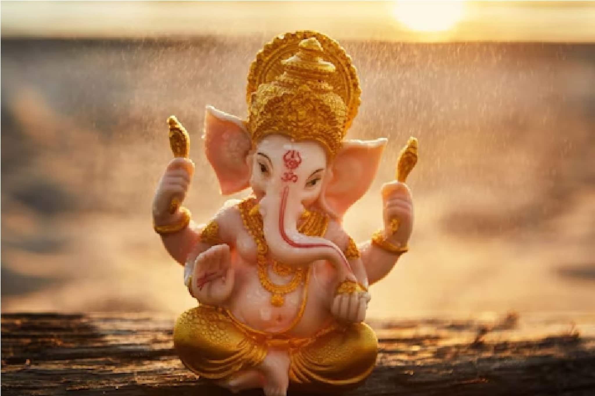 গণপতির জন্যে প্রদীপ জ্বালছেন,সঠিক সংখ্যক না জ্বাললে আপনার ভাগ্যে ঘোর দুর্ভোগ