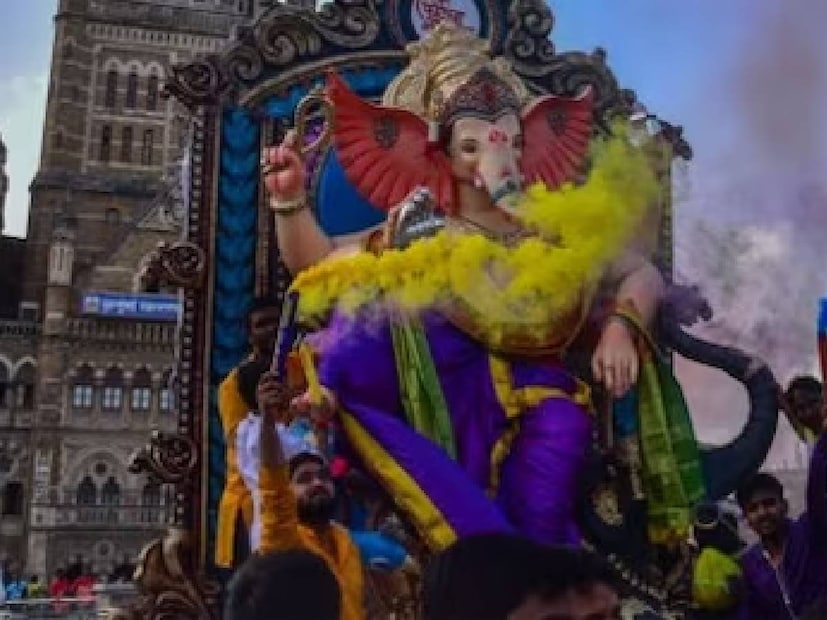 বেঙ্গালুরুর একটি পরিবারও এমন কাজই করেছিলেন। বেঙ্গালুরুর বিজয়নগরে ঠাকুর বিসর্জনের সময় গণেশের গলা থেকে উপহার দেওয়া সোনার চেনটি খুলতে ভুলে গিয়েছিলেন রামাইয়া এবং উমা দেবী নামের দম্পতি।