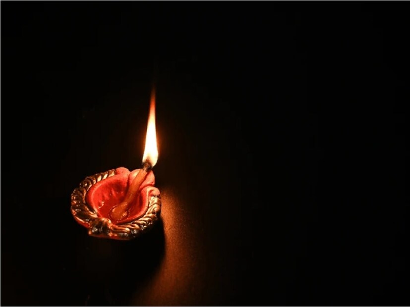 ভোপালের বাসিন্দা জ্যোতিষী এবং বাস্তু পরামর্শক পণ্ডিত হিতেন্দ্র কুমার শর্মার মতে, এই দিনে একটি প্রদীপ জ্বালানো খুব শুভ, এটি আপনার জীবন থেকে সমস্ত ধরনের ঝামেলা দূর করে, তবে এই প্রদীপের সংখ্যা কত হওয়া উচিত, আসুন এতে জেনে নেওয়া যাক। Photo- Representative