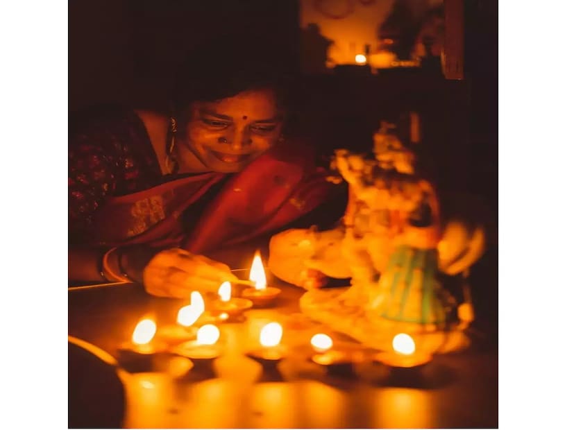 অনন্ত চতুর্দশীর দিনে মোট ৪টি প্রদীপ জ্বালান।অনন্ত চতুর্দশীর দিন ভগবান বিষ্ণুর মূর্তির সামনে একটি প্রদীপ জ্বালাতে হবে। এটি আপনার ঘরে উপস্থিত নেতিবাচকতা দূর করে এবং সুখ এবং সমৃদ্ধি আনে, তবে মনে রাখবেন যে আপনাকে একটি ঘি প্রদীপ জ্বালাতে হবে। Photo- Representative