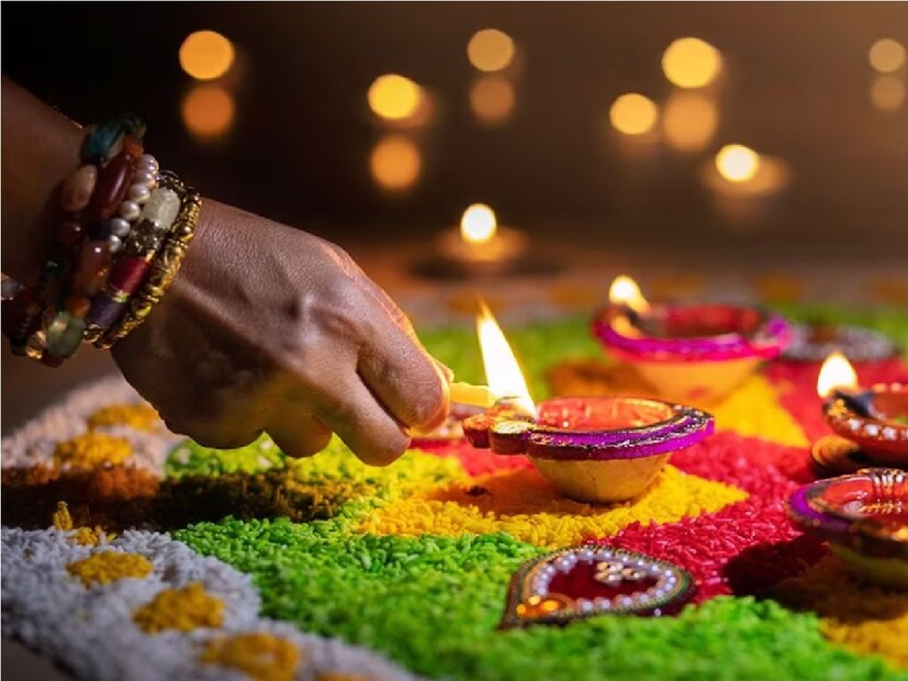  এই দিনে, আপনার বাড়ির প্রধান দরজায় একটি প্রদীপ জ্বালানো উচিত। এই প্রদীপে শুধু সরিষার তেল বা তিলের তেল দিতে হবে। এইভাবে প্রদীপ জ্বালালে আপনার ঘরের বাস্তু দোষ দূর হয়ে ঘরে শান্তি বজায় থাকবে। Photo- Representative