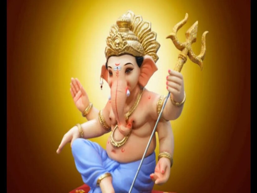 গণেশ চতুর্থীতে কীভাবে গণপতি প্রতিষ্ঠা করবেন (গণেশ চতুর্থী মূর্তি স্থাপনার নিয়ম)গণেশ চতুর্থীর দিন স্নান করার পর পরিষ্কার হলুদ বা লাল রঙের কাপড় পরিধান করুন। নিরম্বু থাকার চেষ্টা করুন৷ Photo- Representative