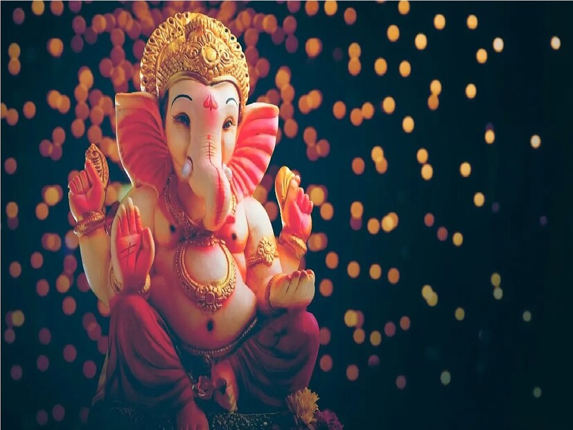 ভগবান গণেশের প্রতিষ্ঠা মন্ত্র (গণেশ চতুর্থী পূজা মন্ত্র)अस्य प्राण प्रतिषठन्तु अस्य प्राणा: क्षरंतु च। अस्यै देवत्वमर्चार्यै मामहेति च कश्चन ऊं सिद्धि-बुद्धि सहिताय श्री महागणाधिपतयें नम:। सुप्रतिष्ठो वरदो भव।। Photo- Representative