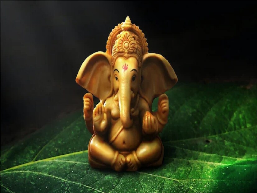 গণেশকে কুমকুম, চন্দন, হলুদ, সিঁদুর, মেহেন্দি, আবীর, অক্ষত,  লাল ফুল, লবঙ্গ, এলাচ, পান, পবিত্র সুতো এবং নারকেল নিবেদন করুন। Photo- Representative