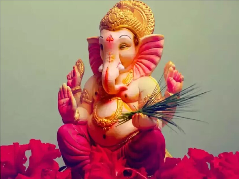 অযোধ্যার জ্যোতিষী পণ্ডিত কল্কি রাম বলেছেন যে গণেশ চতুর্থীর উত্‍সবটি হিন্দু ধর্মে অত্যন্ত গুরুত্বপূর্ণ বলে মনে করা হয়। গণেশ চতুর্থী পালিত হচ্ছে দেশজুড়ে। 