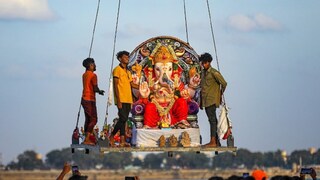 বিসর্জনের আগে ভগবান গণেশের বিগ্রহের গা থেকে সোনার গয়না খুলতে ভুলে গিয়েছিলেন দম্পতি; তারপর যা হল (Representative/PTI File Photos)