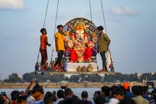 বিসর্জনের আগে গণেশের বিগ্রহের গা থেকে সোনার গয়না খুলতে ভুলে গিয়েছিলেন! তারপর?