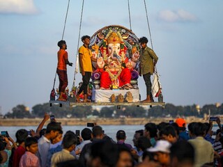 বিসর্জনের আগে ভগবান গণেশের বিগ্রহের গা থেকে সোনার গয়না খুলতে ভুলে গিয়েছিলেন দম্পতি; তারপর যা হল (Representative/PTI File Photos) বিসর্জনের আগে ভগবান গণেশের বিগ্রহের গা থেকে সোনার গয়না খুলতে ভুলে গিয়েছিলেন দম্পতি; তারপর যা হল (Representative/PTI File Photos)